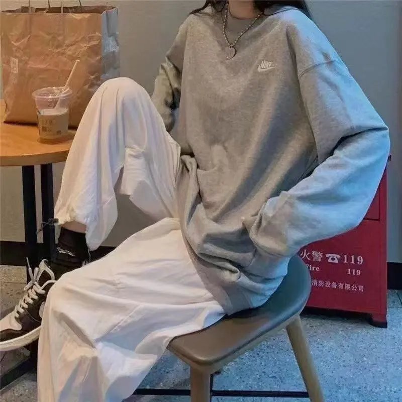 刺绣灰色圆领