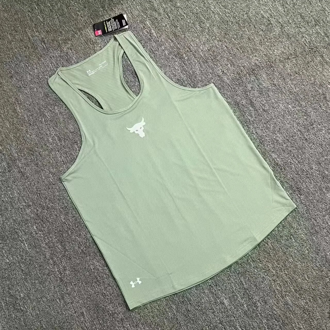 淡绿色紧身背心