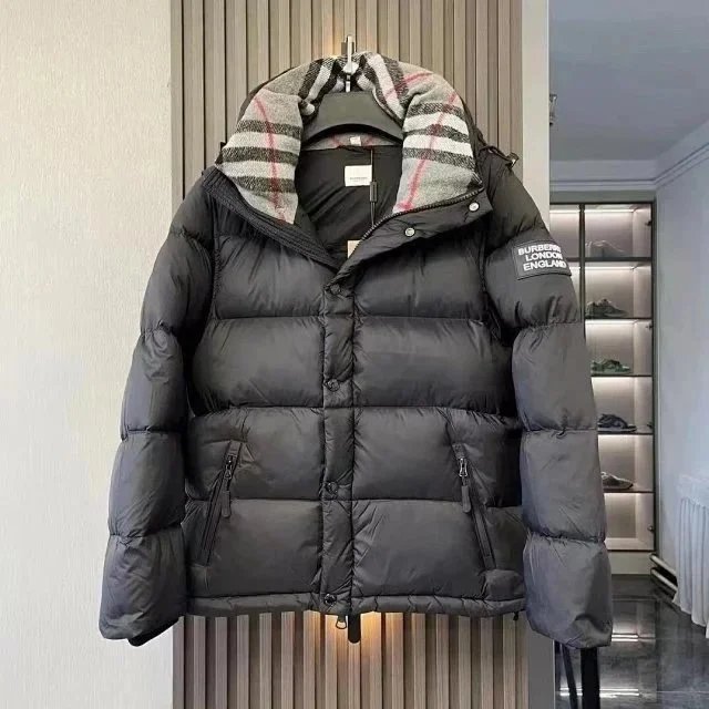 黑色Burberry羽绒服