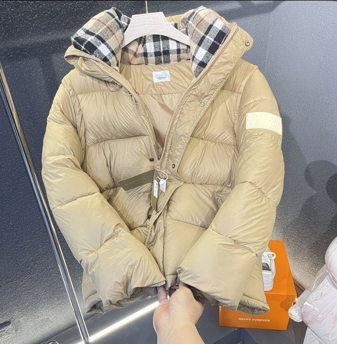 卡其色羽绒服
