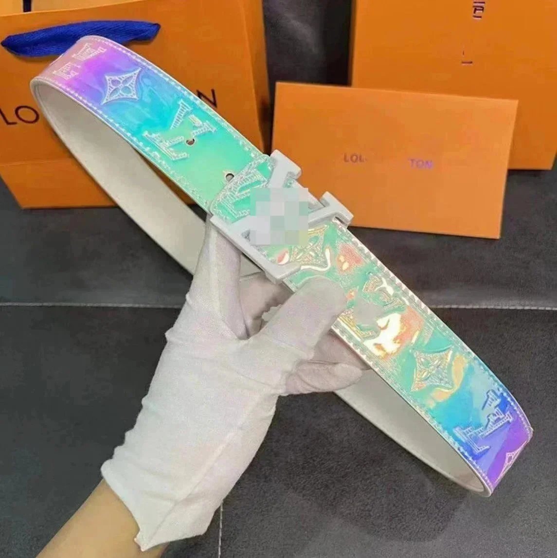 白色扣