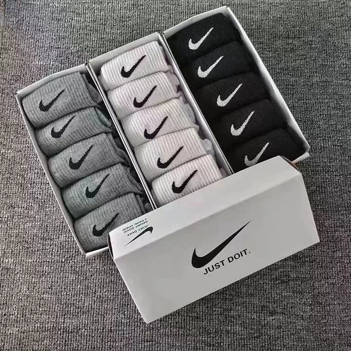 5双黑色中筒袜