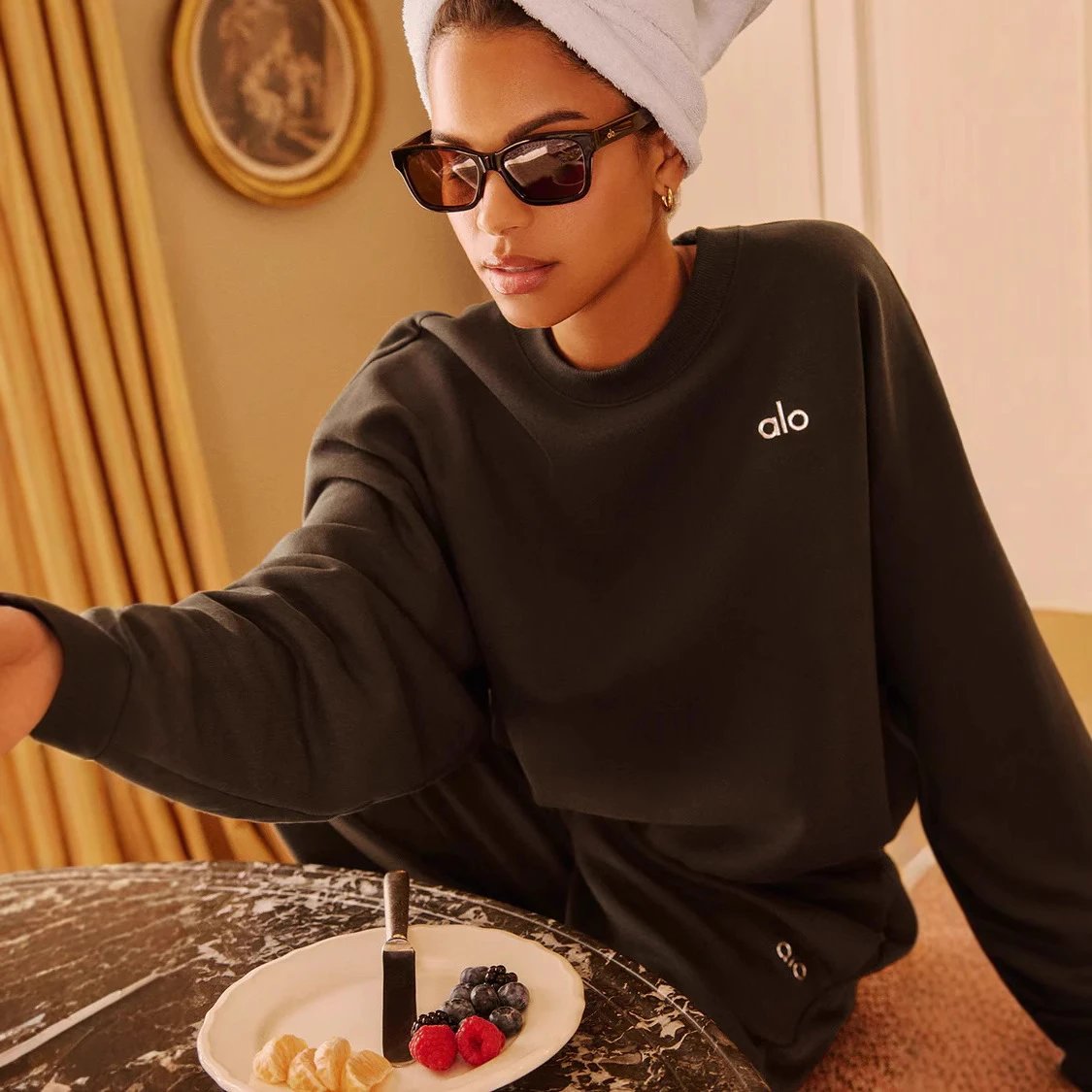 Alo Yoga Black Crewneck Sweatshirt for Women